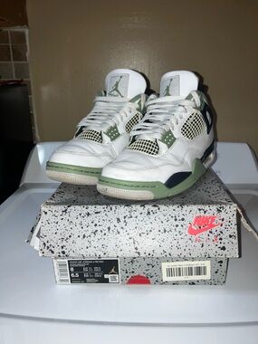 Air Jordan 4’s “Sea Foam”
Size M 8
Woman’s 6.5
Barely Worn